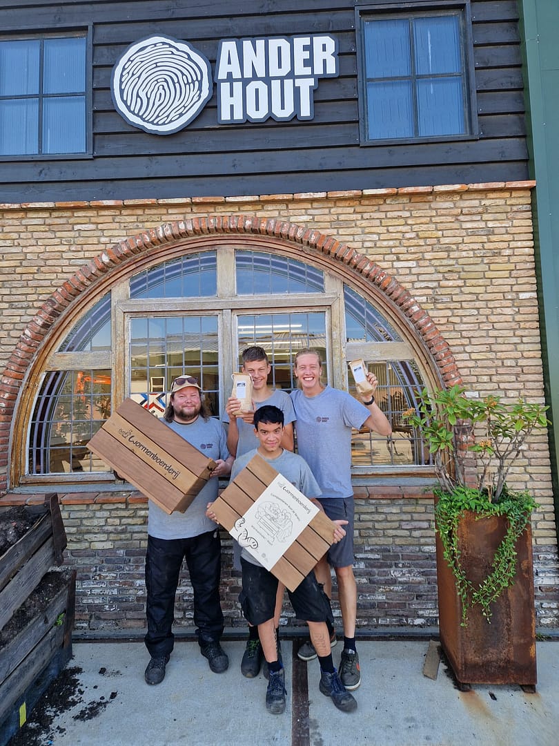 Ander Hout team aan het vergaderen